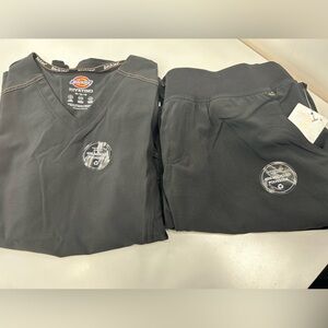 Dickies women’s scrubs set